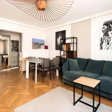 Trocadero Eiffel Tower - 4 Pax - Champions Park *